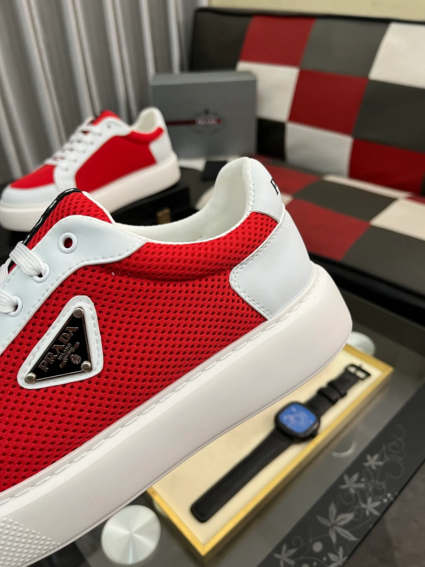 Men's men's shoes💰580⌚️⌚️Prada Prada early spring new model, top original quality, Prada casual sports shoes, made of imported solid color patent leather, spliced mesh cowhide upper, three-dimensional geometric segmentation, multi-color splicing, fashionable and generous, soft, comfortable and breathable. The tongue is decorated with classic letter logo, with fabric lining, cowhide foot pads, matched with P family's exclusive rubber outsole, upper material, breathable knitted fabric imported from Italy The delicate texture is super high-end! Fetal cowhide lining, super soft and comfortable, original molded outsole Size: 38-446️⃣ colors available